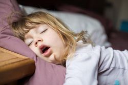 Trẻ ngủ há miệng có nguy hiểm không?