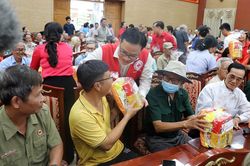 Hội Chữ thập đỏ TP.HCM:Trao 502 phần quà tri ân gia đình chính sách, người có công
