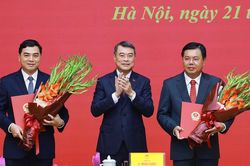 Thủ tướng trao quyết định về công tác cán bộ đối với Bộ Nội vụ và Bộ Dân tộc và Tôn giáo