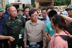 Ph&oacute; Thủ tướng Hồ Quốc Dũng kiểm tra c&ocirc;ng t&aacute;c khắc phục hậu quả lũ qu&eacute;t tại x&atilde; Mường Than, Lai Ch&acirc;u