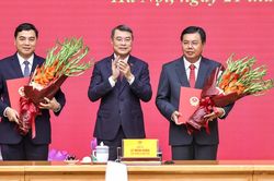 Thủ tướng trao quyết định giao Quyền Bộ trưởng Bộ Nội vụ v&agrave; bổ nhiệm Thứ trưởng Thường trực Bộ D&acirc;n tộc v&agrave; T&ocirc;n gi&aacute;o