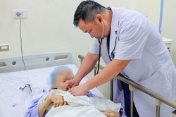 Hai lần can thiệp cứu cụ bà 84 tuổi sốc tim nguy kịch do van tim thoái hóa và nhồi máu cơ tim