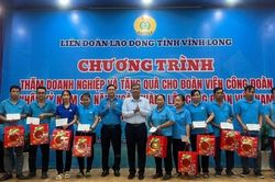 Thăm, tặng quà công nhân lao động có hoàn cảnh khó khăn tại Vĩnh Long