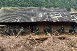 Lũ lụt tại Sơn La: Ở nơi gian khó, có màu áo Cảnh sát cơ động