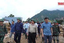 [Video] Phó Thủ tướng Hồ Quốc Dũng chia sẻ mất mát với bà con Mường Than