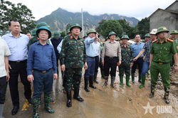 Phó thủ tướng Chính phủ Hồ Quốc Dũng thăm hỏi người dân vùng lũ Mường Than (Lai Châu)