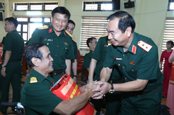 Đoàn công tác Quân ủy Trung ương, Bộ Quốc phòng thăm, tặng quà Trung tâm Điều dưỡng người có công tỉnh Phú Thọ