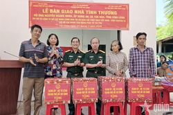 Bộ tư lệnh TP Hồ Chí Minh trao tặng 4 căn 'Nhà tình thương' tại tỉnh Vĩnh Long