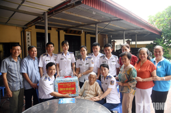 Cảnh sát biển Việt Nam thăm, tặng quà các gia đình chính sách tại Hải Phòng