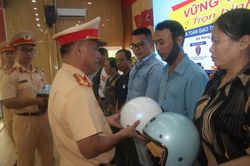 Cảnh sát giao thông đem niềm vui, sự an toàn cho người tham gia giao thông qua chương trình 'Vững tay lái - Trọn bình an'