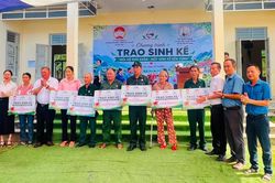 Trao tặng 15 con bò giống cho hộ khó khăn
