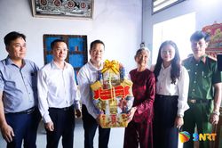 Lãnh đạo thành phố thăm gia đình người có công cách mạng