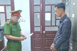 Nhân viên tay nhúng chàm
