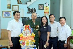 Lãnh đạo thành phố Đà Nẵng thăm các gia đình chính sách tại phường Hòa Khánh và Liên Chiểu