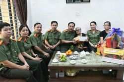 Lãnh đạo Công an TP Đà Nẵng thăm, tặng quà tri ân các Mẹ Việt Nam Anh hùng, Anh hùng Lực lượng vũ trang nhân dân