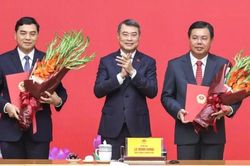 Thủ tướng trao quyết định giao Quyền Bộ trưởng Bộ Nội vụ và bổ nhiệm Thứ trưởng Thường trực Bộ Dân tộc và Tôn giáo