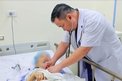 Cứu sống cụ bà 84 tuổi sốc tim nặng bằng chiến lược can thiệp 2 giai đoạn