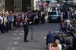 Tân Thủ tướng Andy Burnham và nỗ lực chèo lái con thuyền Anh vượt sóng gió