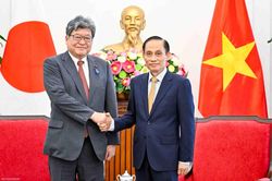 Bộ trưởng Ngoại giao Lê Hoài Trung tiếp Quyền Tổng Thư ký Đảng Dân chủ tự do Nhật Bản