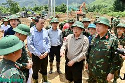 Phó Thủ tướng Hồ Quốc Dũng kiểm tra công tác khắc phục hậu quả mưa lũ tại xã Mường Than
