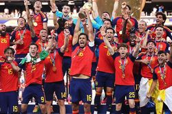 FIFA cắt hình Tổng thống Trump khỏi ảnh ăn mừng vô địch World Cup của Tây Ban Nha