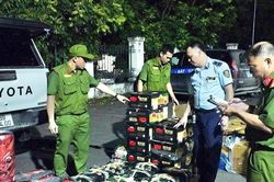 Thu giữ hơn 1,5 tấn thực phẩm kh&ocirc;ng r&otilde; nguồn gốc