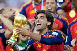 Ferran Torres: Từ cậu bé hay khóc đến người hùng đưa Tây Ban Nha lên đỉnh World Cup