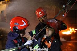 Bạn trẻ Đà Nẵng học kỹ năng phòng cháy, xử lý sự cố trong tình huống khẩn cấp