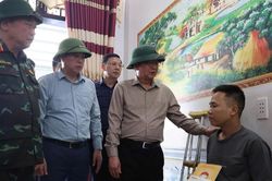 Phó Thủ tướng Hồ Quốc Dũng kiểm tra công tác khắc phục hậu quả lũ quét tại xã Mường Than