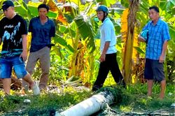 Chờ vào sân thay người, học sinh tiểu học bị cột điện đè tử vong