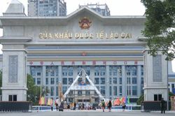 Xuất hiện tình trạng ném 'bom bẩn' trả thù cán bộ hải quan Lào Cai
