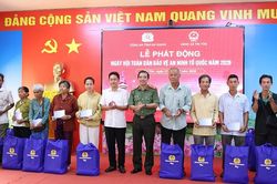 Công an An Giang trao hàng chục suất quà, hỗ trợ mổ mắt miễn phí cho người nghèo
