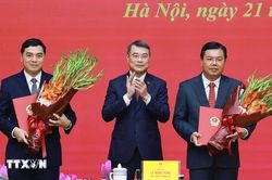 Thủ tướng trao quyết định về công tác cán bộ tại Bộ Nội vụ, Bộ Dân tộc và Tôn giáo