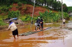 Quốc lộ qua xã miền núi ngập kéo dài bất thường sau mưa lớn