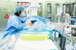 Nam thanh niên bất ngờ gục giữa cuộc họp giao ban sáng, suýt vỡ mạch máu não