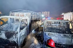 Lửa bùng phát thiêu rụi loạt ô tô, xe khách cháy trơ khung