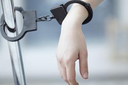 Truy tố vắng mặt nữ giám đốc ngân hàng đang bị truy nã, bỏ trốn ra nước ngoài