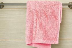 Chuyên gia cảnh báo nguy cơ lây bệnh từ thói quen dùng chung khăn lau tay