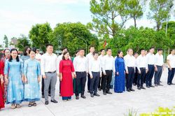 Văn phòng Tỉnh ủy Nghệ An dâng hương tưởng niệm các Anh hùng liệt sĩ