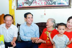 Chủ tịch UBND tỉnh Nghệ An dâng hương tri ân các Anh hùng liệt sĩ, thăm gia đình người có công tại Anh Sơn