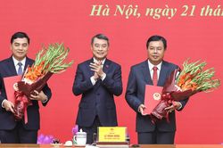 Thủ tướng trao quyết định giao Quyền Bộ trưởng Bộ Nội vụ và bổ nhiệm Thứ trưởng Thường trực Bộ Dân tộc và Tôn giáo