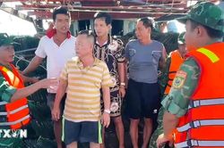 C&agrave; Mau: Hỗ trợ cứu vớt an to&agrave;n 4 thuyền vi&ecirc;n v&agrave; s&agrave; lan bị nạn tr&ecirc;n biển