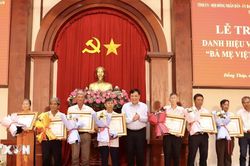 Phong tặng v&agrave; truy tặng danh hiệu B&agrave; mẹ Việt Nam Anh h&ugrave;ng