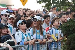 Hàng nghìn cổ động viên Argentina đội mưa đón á quân World Cup 2026