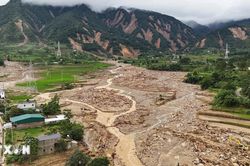 Ph&oacute; Thủ tướng Hồ Quốc Dũng chia sẻ mất m&aacute;t với b&agrave; con Mường Than