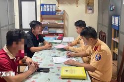Tuy&ecirc;n Quang: Xử phạt 2 t&agrave;i xế tranh gi&agrave;nh h&agrave;nh kh&aacute;ch, thu giữ thực phẩm kh&ocirc;ng r&otilde; nguồn gốc