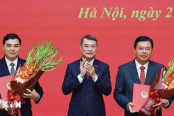 Thủ tướng trao quyết định về c&ocirc;ng t&aacute;c c&aacute;n bộ đối với Bộ Nội vụ v&agrave; Bộ D&acirc;n tộc v&agrave; T&ocirc;n gi&aacute;o
