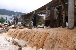 Cấp điện trở lại cho hầu hết kh&aacute;ch h&agrave;ng ở v&ugrave;ng lũ Mường Than