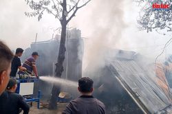 Cháy dữ dội gần cầu Thanh Trì, nhiều tài sản bị thiêu rụi