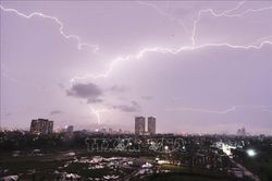 Cảnh báo mưa dông kèm lốc sét và mưa đá ở Hà Nội